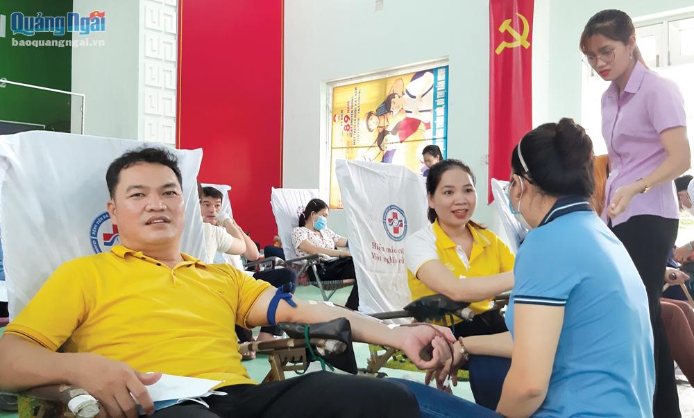 Người dân huyện Nghĩa Hành tham gia hiến máu tình nguyện. Ảnh: NGỌC DIỆU