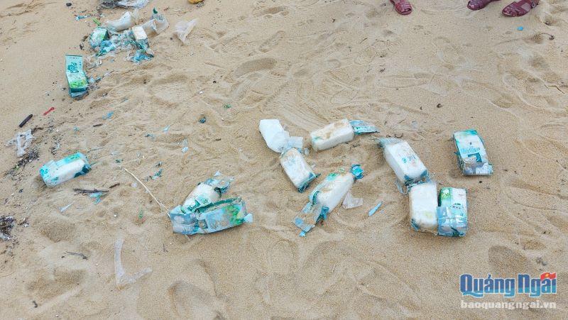Các gói chứa chất tinh thể màu trắng nghi ma túy, trôi dạt vào bờ biển xã Phổ Châu.