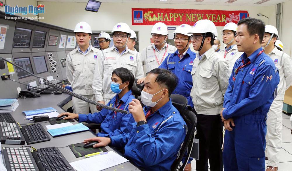 Cán bộ, kỹ sư vận hành sản xuất tại Nhà máy Lọc dầu Dung Quất.
