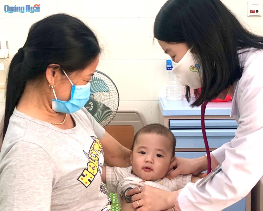 Thạc sĩ, bác sĩ Võ Thị Kim Dung, Khoa Nhi hô hấp (Bệnh viện Sản - Nhi tỉnh) khám bệnh cho trẻ em.        Ảnh: M.HIỀN 