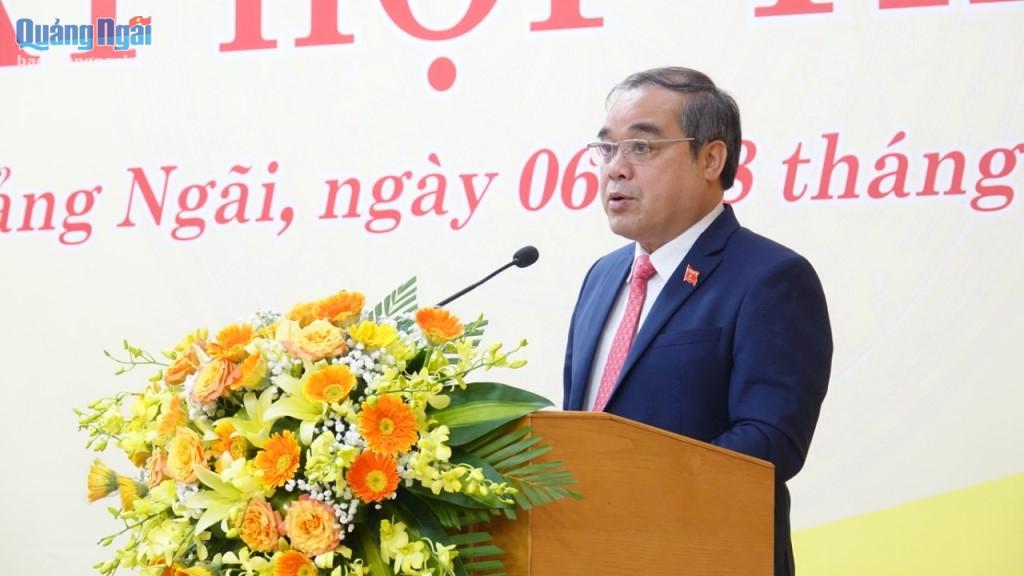 Phó Chủ tịch Thường trực UBND tỉnh Trần Hoàng Tuấn trình bày báo cáo tóm tắt công tác chỉ đạo, điều hành của UBND tỉnh và tình hình kinh tế - xã hội, quốc phòng, an ninh năm 2022; nhiệm vụ trọng tâm năm 2023.