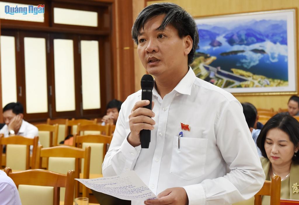 Bí thư Thị ủy Đức Phổ Nguyễn Kiên tham gia thảo luận tại kỳ họp.