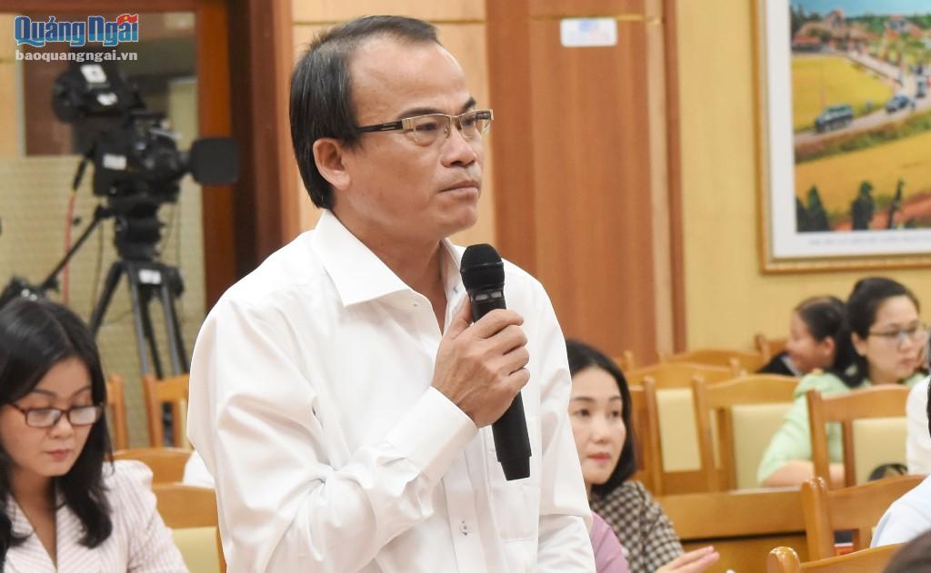 Giám đốc Sở GD&ĐT Nguyễn Ngọc Thái tham gia thảo luận tại kỳ họp.