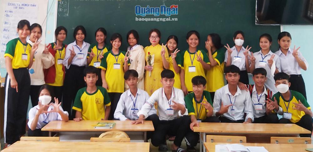 Cô Nguyễn Thị Minh Hiển (Trường THPT Tây Trà), cùng các em học sinh. 