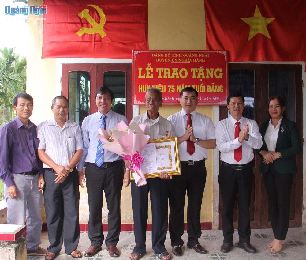 Thường trực Huyện ủy Nghĩa Hành trao tặng Huy hiệu 75 năm tuổi Đảng tại nhà cho đồng chí Trần Bày.