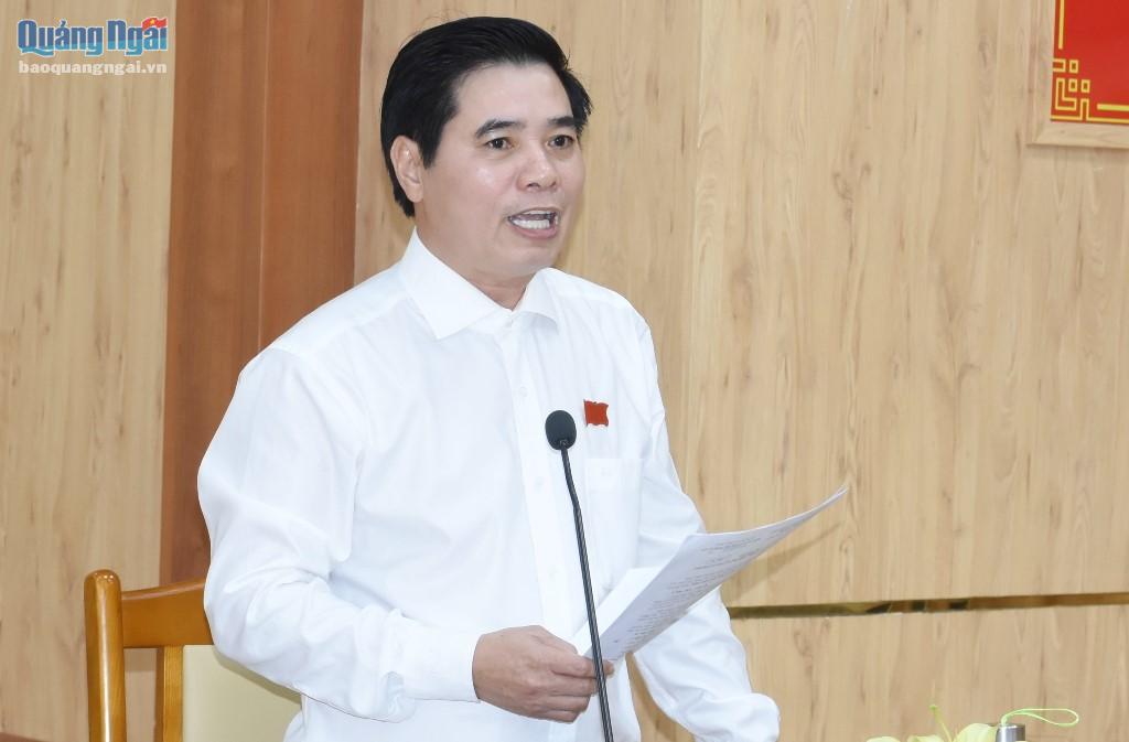 Giám đốc Sở CH-TT&DL Nguyễn Tiến Dũng trả lời các câu hỏi chất vấn.