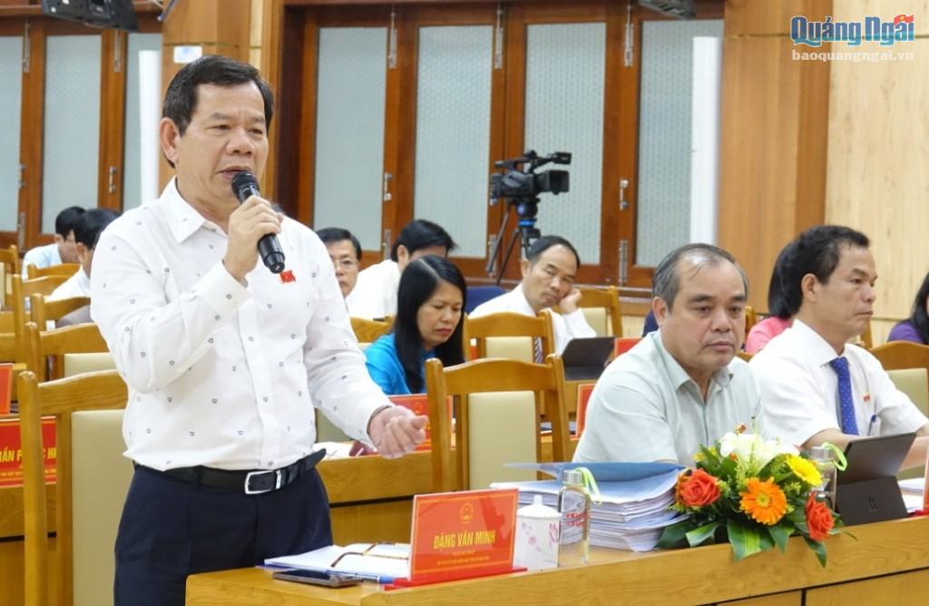 Chủ tịch UBND tỉnh Đặng Văn Minh phát biểu làm rõ thêm một số vấn đề tại phiên chất vấn.