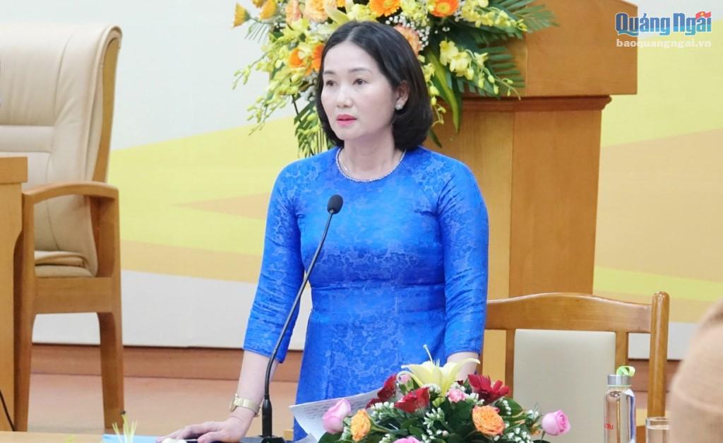 Giám đốc Sở LĐ-TB&XH Nguyễn Thị Ánh Lan trả lời các câu hỏi liên quan đến lĩnh vực lao động, việc làm.