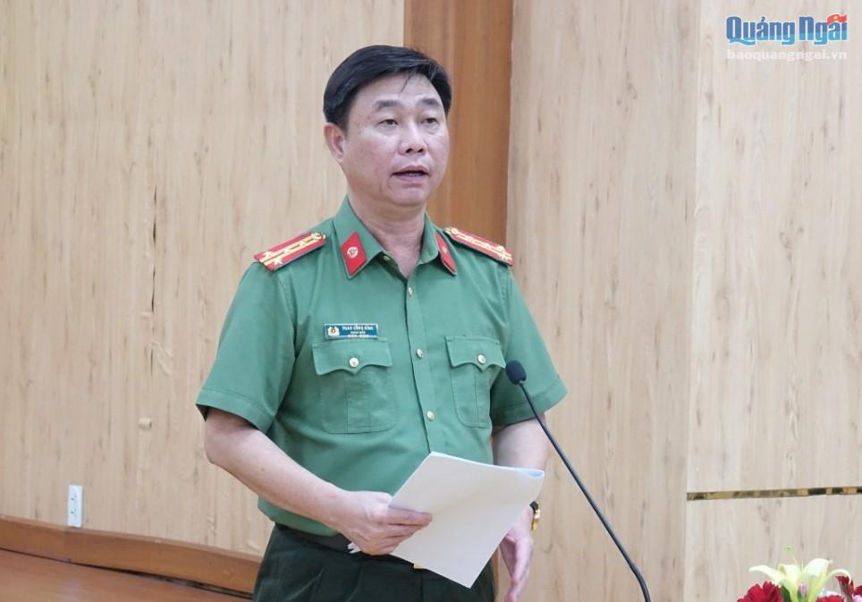 Đại tá Phan Công Bình - Giám đốc Công an tỉnh trả lời tại phiên chất vấn.