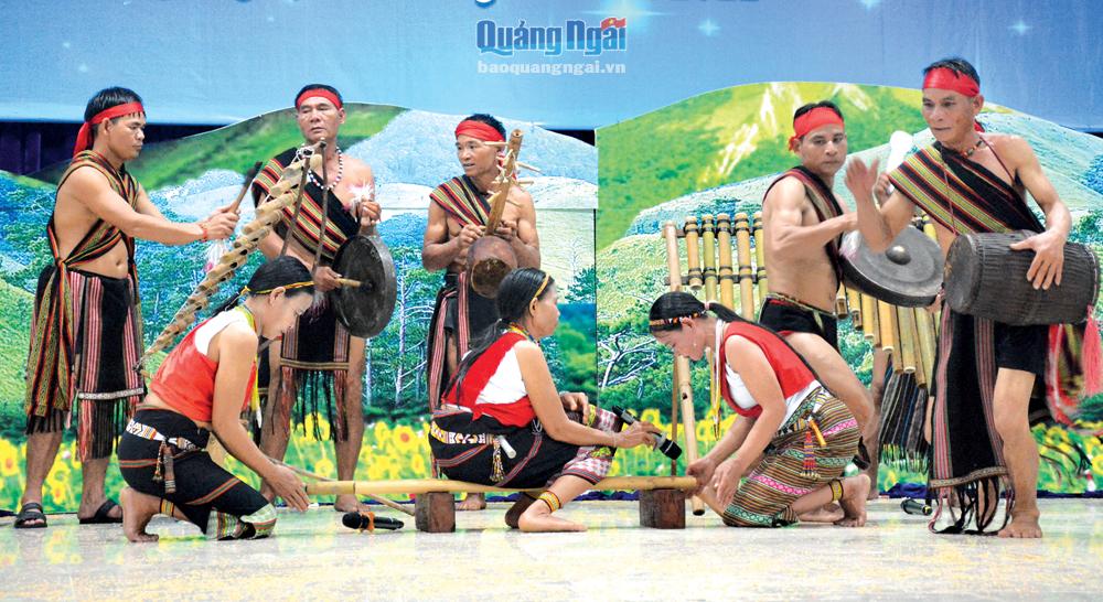 Các nghệ nhân đồng bào Ca Dong biểu diễn nhạc cụ truyền thống của dân tộc mình.