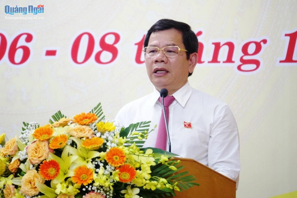 Chủ tịch UBND tỉnh Đặng Văn Minh phát biểu tại kỳ họp.