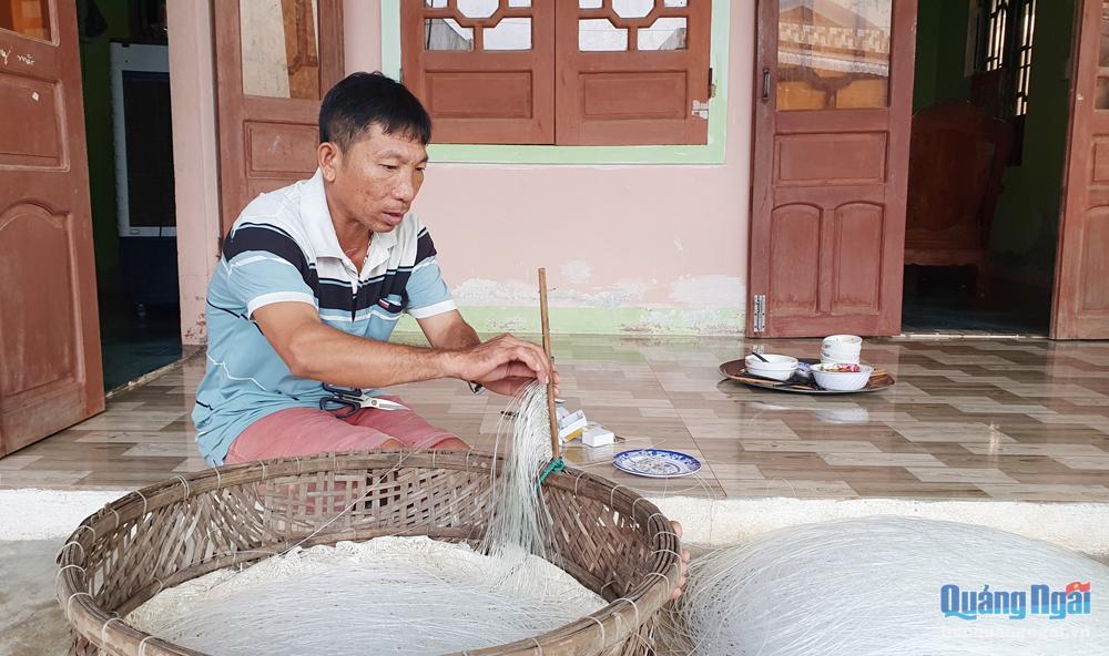 Ngư dân Phạm Sơn, ở làng chài Gò Tây, xã Tịnh Hòa (TP.Quảng Ngãi) chuẩn bị dây câu cho chuyến biển tiếp theo.