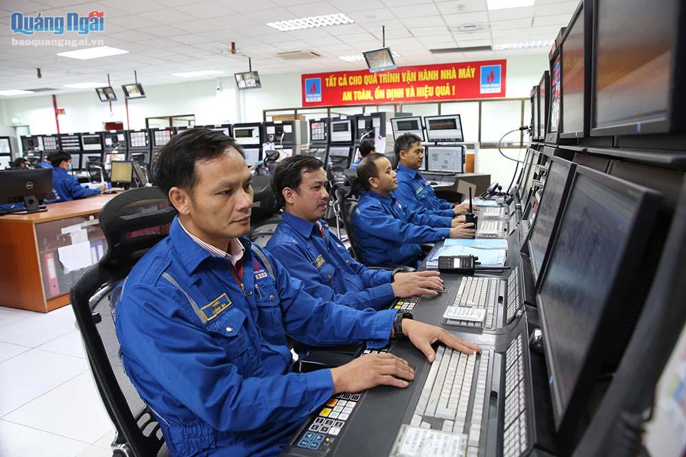 Các kỹ sư phòng điều khiển trung tâm NMLD Dung Quất.