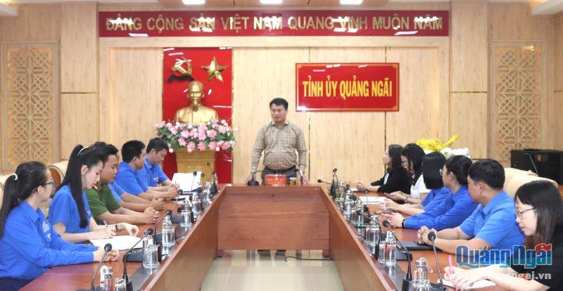 Phó Bí thư Thường trực Tỉnh uỷ, Trưởng đoàn ĐBQH tỉnh Đặng Ngọc Huy phát biểu tại buổi gặp mặt. 