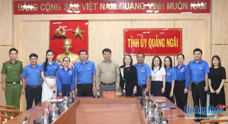 Phó Bí thư Thường trực Tỉnh uỷ, Trưởng đoàn ĐBQH tỉnh Đặng Ngọc Huy chụp ảnh lưu niệm cùng các đại biểu.