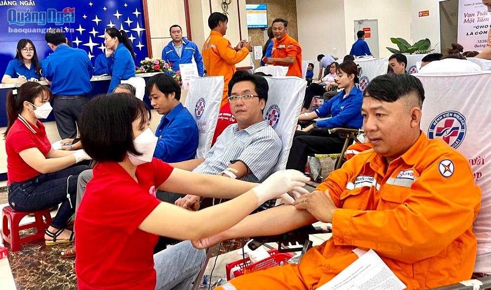 Cán bộ, công nhân viên Công ty Điện lực Quảng Ngãi tham gia hiến máu nhân đạo