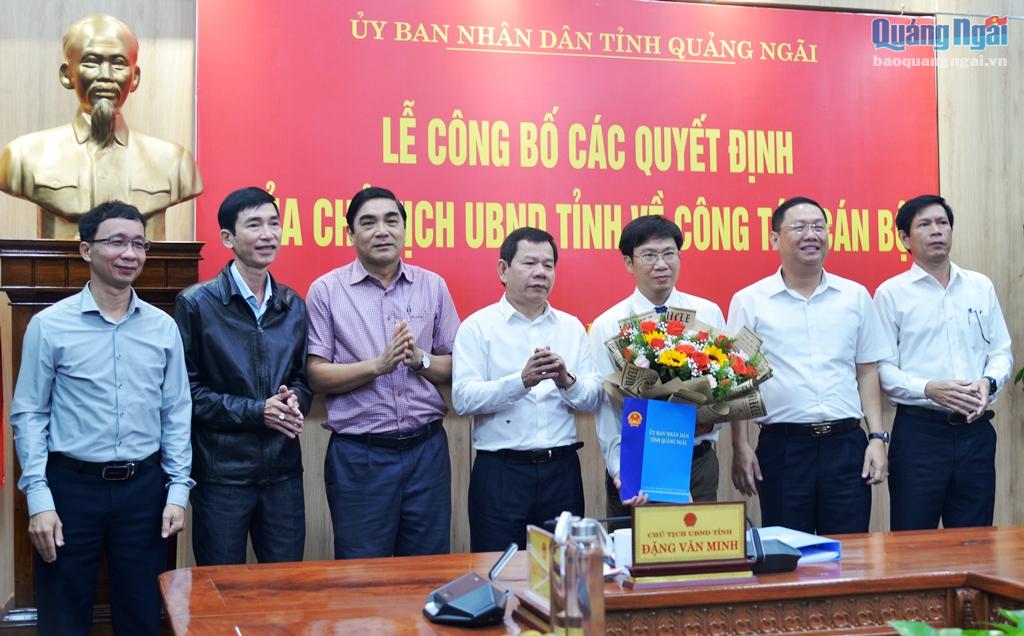 Trao quyết định và tặng hoa chúc mừng tân Phó Giám đốc Sở Xây dựng Phạm Việt Hà.