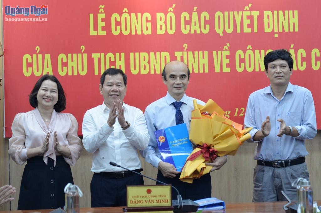 Trao quyết định và tặng hoa chúc mừng tân Phó Giám đốc Bệnh viện Đa khoa tỉnh Lê Văn Thiều.