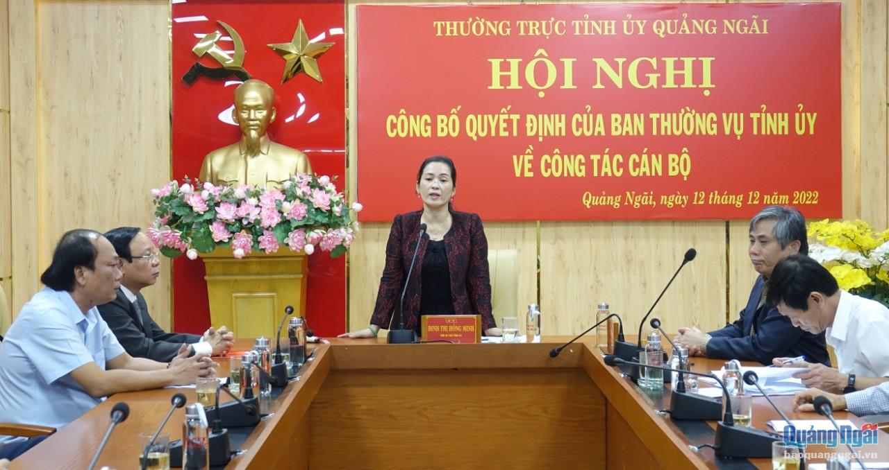 Phó Bí thư Tỉnh ủy Đinh Thị Hồng Minh phát biểu giao nhiệm vụ cho đồng chí Lương Kim Sơn.