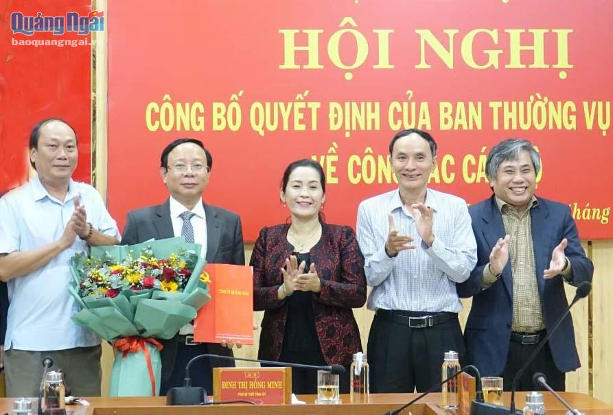 Phó Bí thư Tỉnh ủy Đinh Thị Hồng Minh trao Quyết định và tặng hoa chúc mừng đồng chí Lương Kim Sơn.