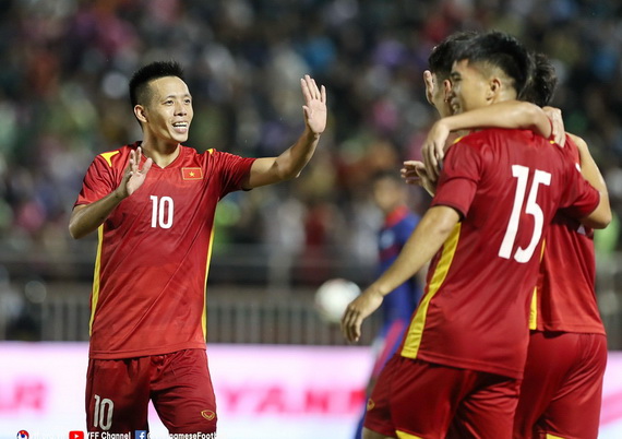 Văn Quyết ghi bàn, đội tuyển Việt Nam đánh bại Philippines