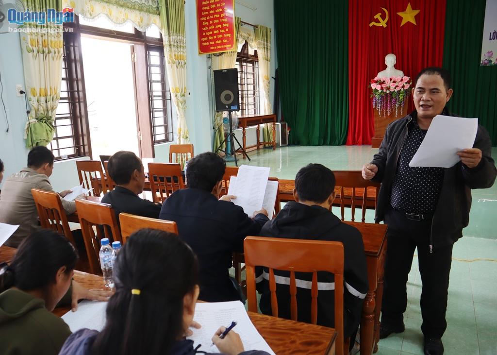 Lớp truyền dạy dân ca Hrê cho người dân huyện Minh Long.