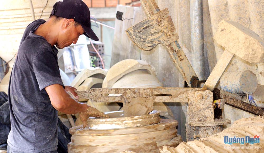 Nhờ đưa máy móc vào sản xuất nên sản phẩm gốm Phổ Khánh đảm bảo chất lượng hơn.                  Ảnh: Hương An