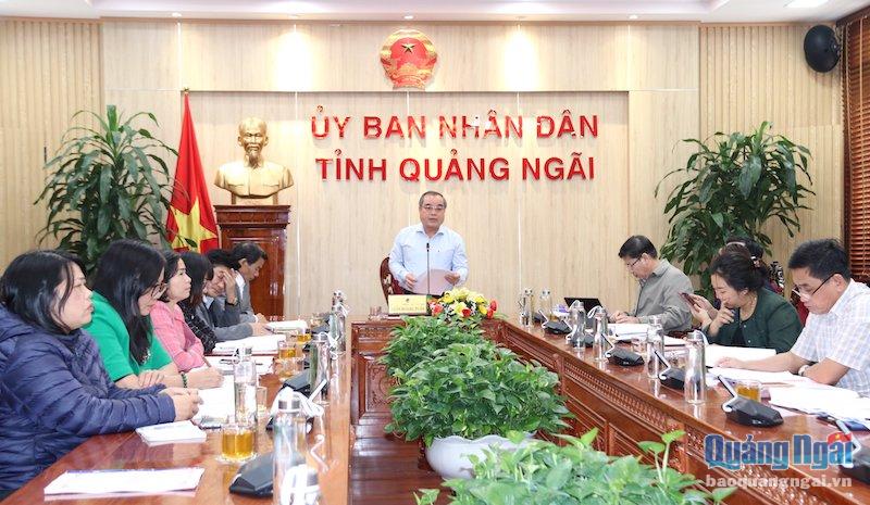 Phó Chủ tịch Thường trực UBND tỉnh Trần Hoàng Tuấn báo cáo tham luận tại hội nghị.