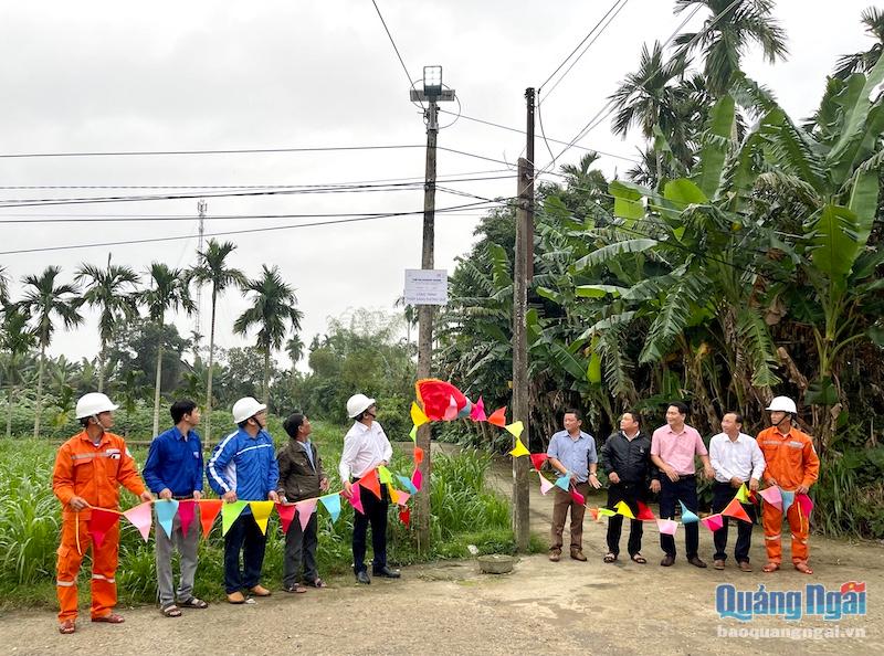 Công ty Điện lực Quảng Ngãi bàn giao công trình thắp sáng đường quê