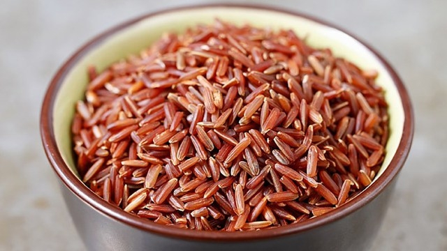 Gạo lứt là một loại ngũ cốc nguyên hạt chỉ loại bỏ đi lớp vỏ trấu ngoài cùng.