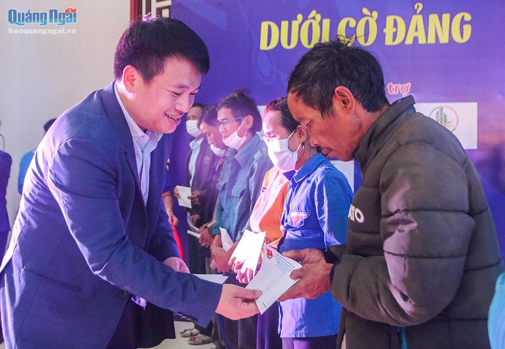  Bí thư Trung ương Đoàn Nguyễn Tường Lâm trao quà cho các hộ gia đình có hoàn cảnh khó khăn tại huyện Ba Tơ.