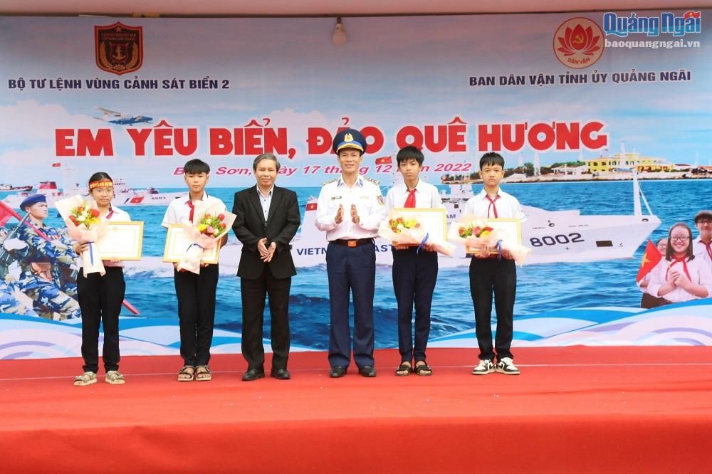 4 em học sinh xuất sắc giành được giải tại cuộc thi