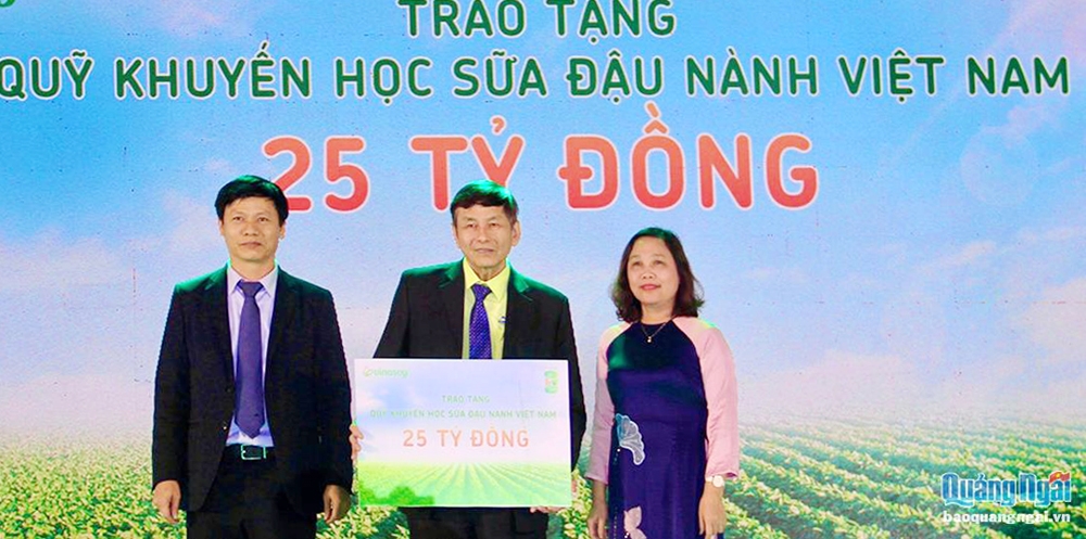 Tặng Quỹ Khuyến học sữa đậu nành Việt Nam 25 tỷ đồng tại buổi lễ.