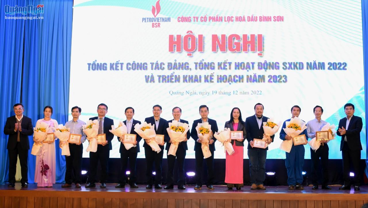 Tập đoàn Dầu khí Việt Nam khen thưởng cho các tập thể, cá nhân có thành tích xuất sắc trong năm 2022.