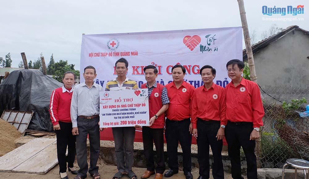 Hội Chữ thập đỏ tỉnh trao bảng tượng trưng hỗ trợ 50 triệu đồng xây nhà chữ thập đỏ cho hộ gia đình ông Ngô Văn Hải.