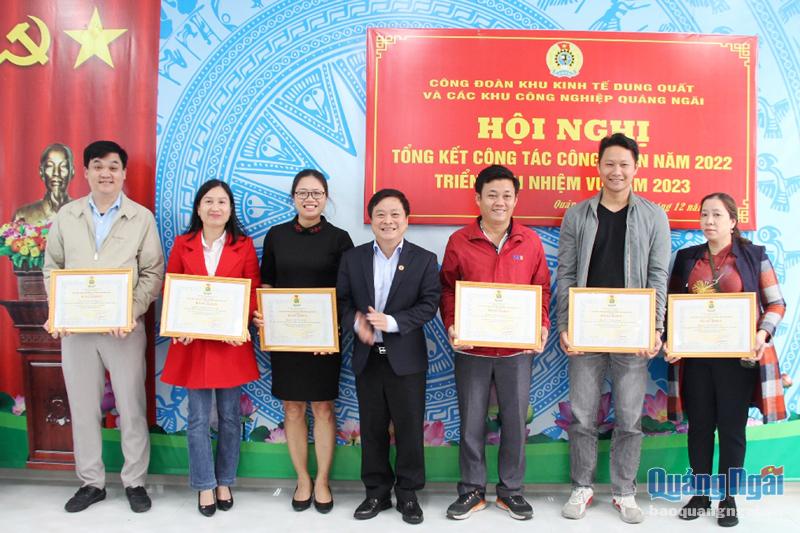 Chủ tịch LĐLĐ tỉnh Nguyễn Phúc Nhân tặng Bằng khen cho các tập thể.
