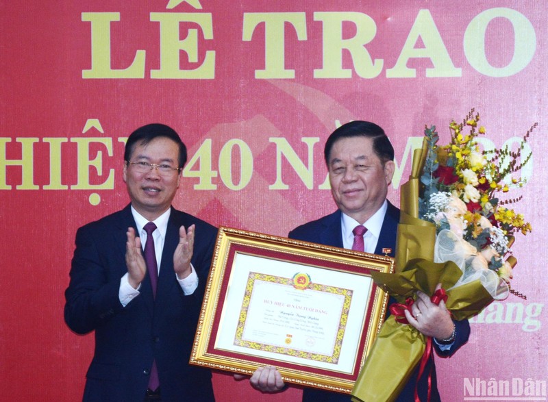 Trao Huy hiệu 40 năm tuổi Đảng tặng đồng chí Nguyễn Trọng Nghĩa