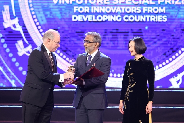 Giải Đặc biệt VinFuture 2022 dành cho Nhà khoa học đến từ các nước đang phát triển đã vinh danh Giáo sư Thalappil Pradeep (Ấn Độ) với hệ thống lọc nước nhiễm asen và kim loại nặng