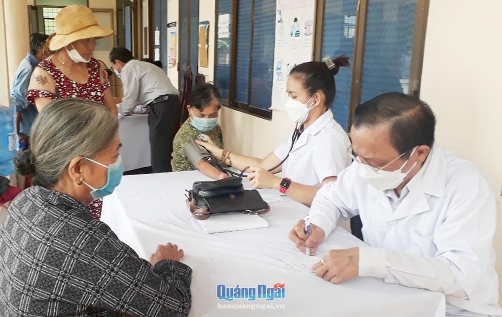 Hội Nạn nhân chất độc da cam/Dioxin tỉnh phối hợp với Hội Châm cứu tỉnh khám, chữa bệnh, cấp thuốc miễn phí cho nạn nhân chất độc da cam ở huyện Sơn Tịnh. 