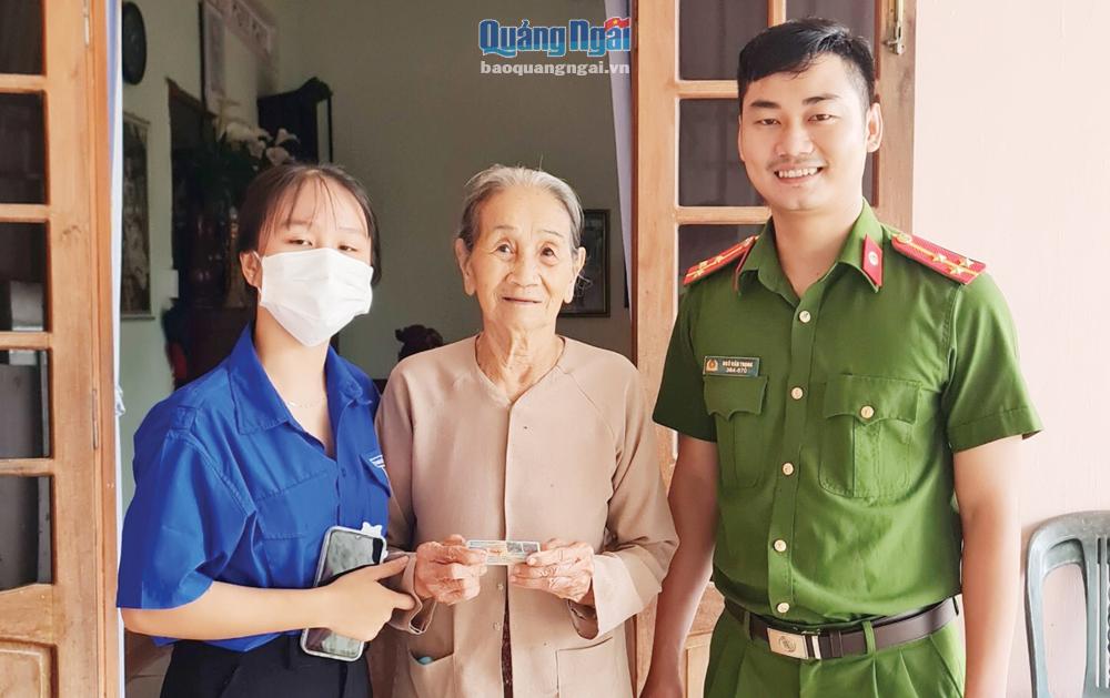 Thượng úy Ngô Văn Trọng - Phó Bí thư Đoàn xã Hành Thịnh (Nghĩa Hành) trao căn cước công dân tại nhà cho người cao tuổi ở địa phương.