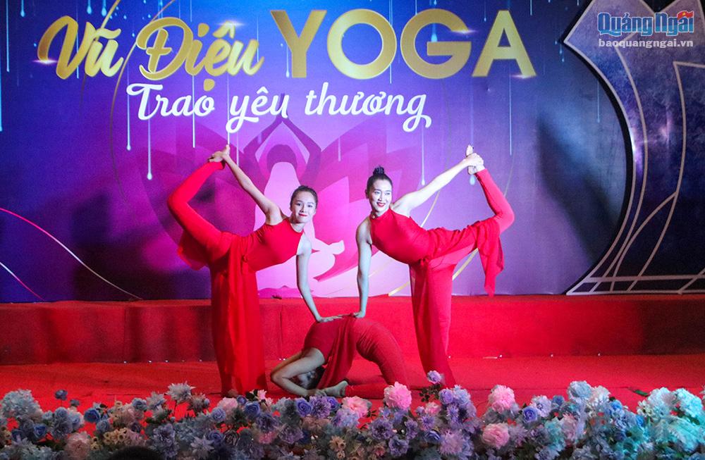Tiết mục biểu diễn yoga đẹp mắt từ hội viên Liên đoàn Yoga tỉnh.