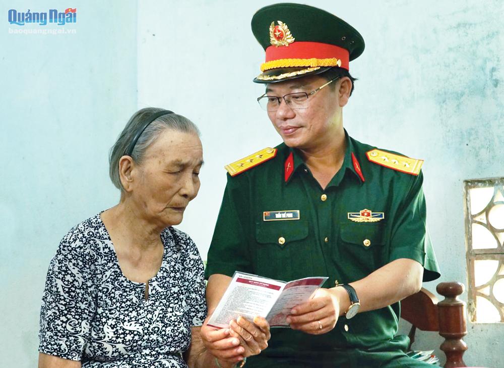Thượng tá Trần Thế Phan - Phó Chỉ huy trưởng Bộ CHQS tỉnh thăm, tặng quà gia đình chính sách.  ẢNH: XUÂN THIÊN