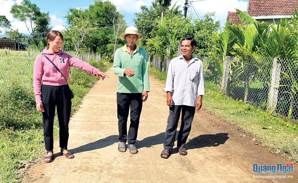 Ông Đinh Văn Trái (bên phải), ở thôn Bồ Nung, xã Sơn Linh (Sơn Hà), hiến đất để mở đường, giúp người dân đi lại thuận lợi.