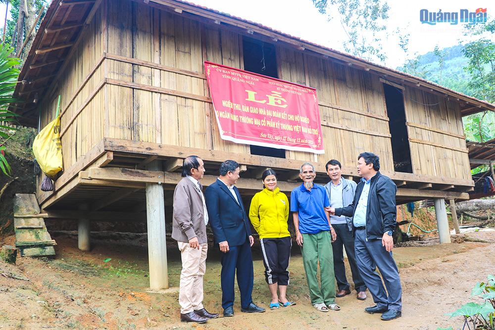 Bàn giao nhà cho hộ bà Đinh Thị Thơ ở thôn Huy Em, xã Sơn Dung (Sơn Tây).