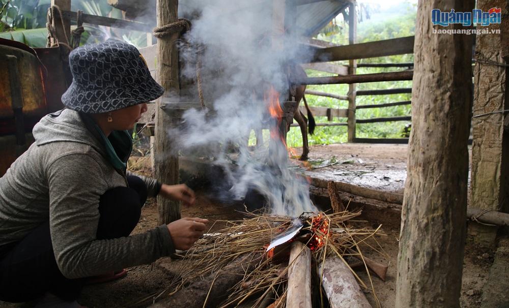 Video: Che chắn, đốt lửa sưởi ấm cho trâu, bò