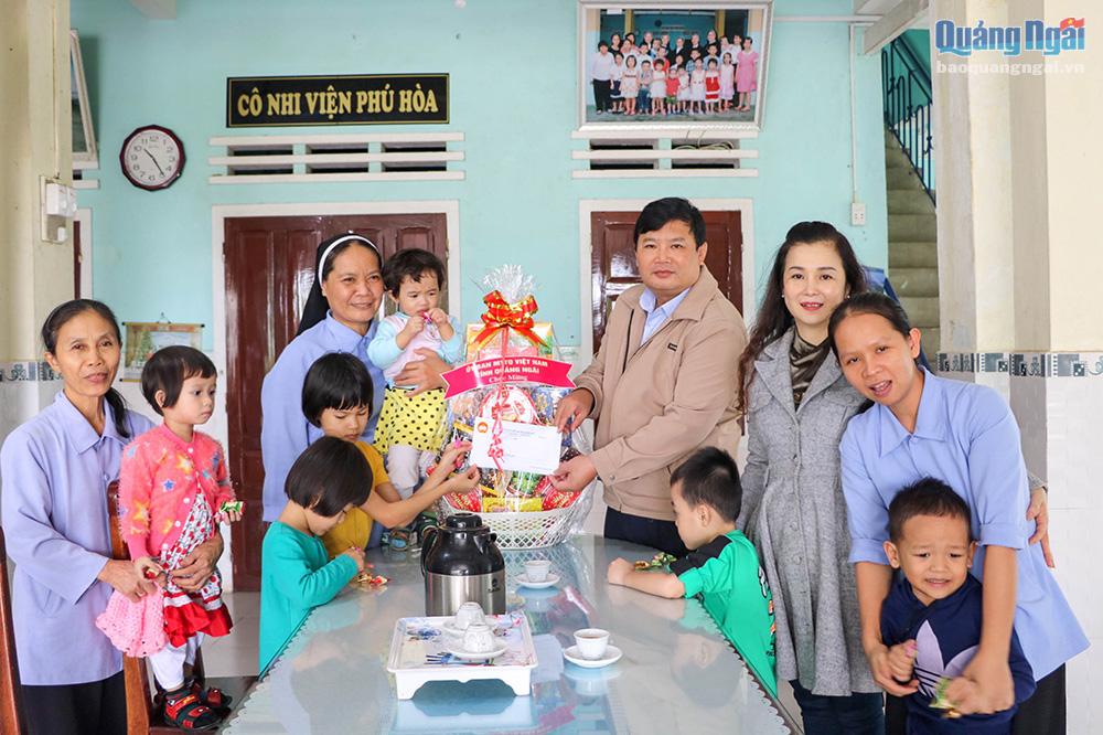 Phó Chủ tịch Ủy ban MTTQ Việt Nam tỉnh Bùi Đức Thọ tặng quà Giáng sinh cho các em nhỏ tại Cô nhi viện Phú Hòa. 
