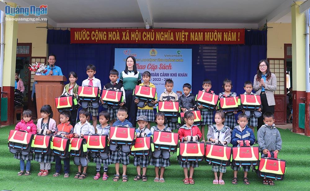 Tặng cặp  sách cho học sinh có hoàn cảnh khó khăn tại xã Ba Dinh, huyện Ba Tơ.