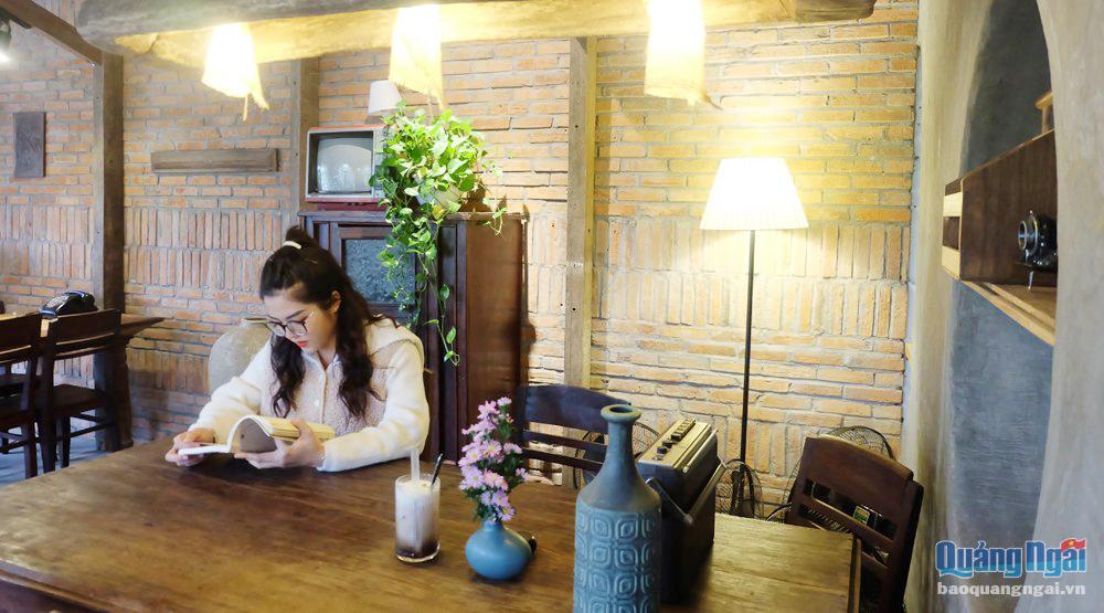  Phút yên tĩnh của một bạn trẻ tại căn gác của một quán cà phê theo phong cách retro ở TP.Quảng Ngãi.                          Ảnh: Bảo Hòa