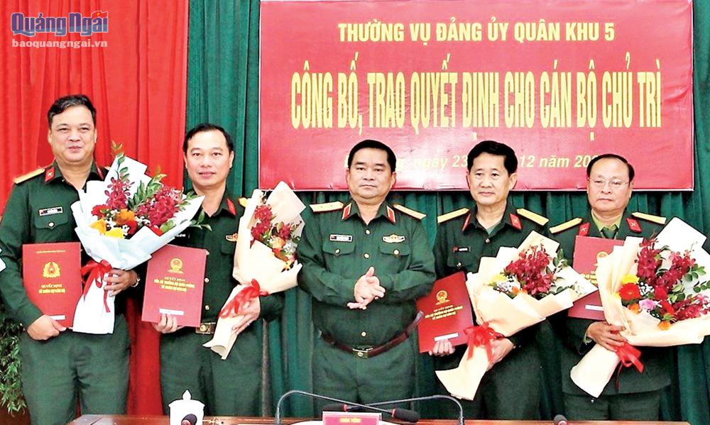 Thượng tá Trần Thế Phan (thứ hai bên trái) nhận Quyết định bổ nhiệm chức Chỉ huy trưởng Bộ CHQS tỉnh. Ảnh: X.Thiên
