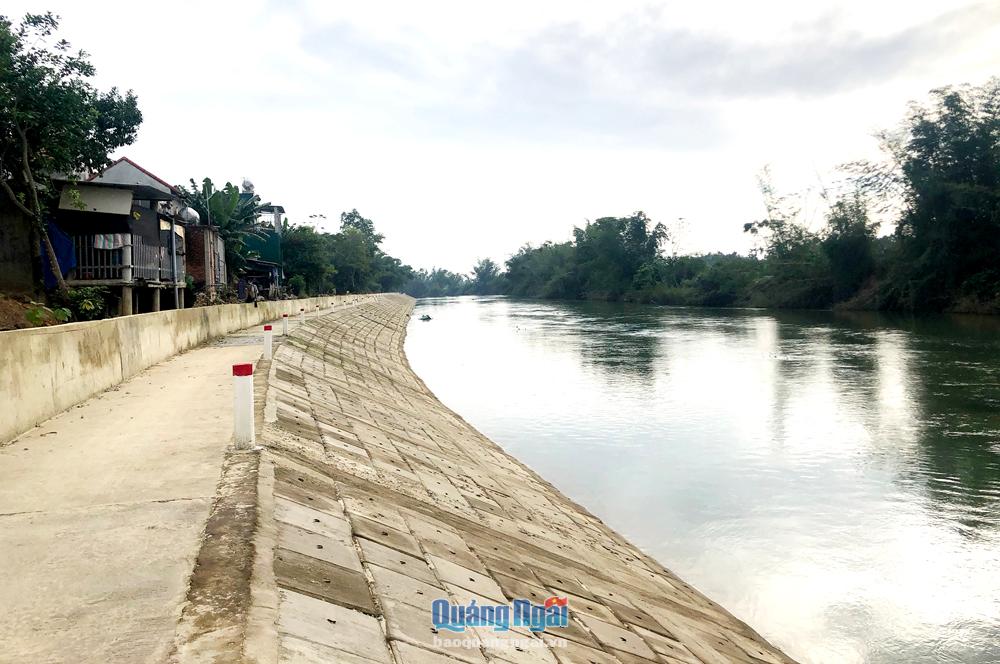 Kè chống sạt lở bờ sông Phước Giang hoàn thành đúng tiến độ, đảm bảo chất lượng nhờ có sự góp sức rất lớn của người dân.